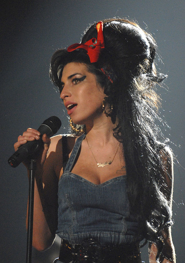 Singer Amy Winehouse performs at the 2007 MTV Europe Awards at Olympiahalle