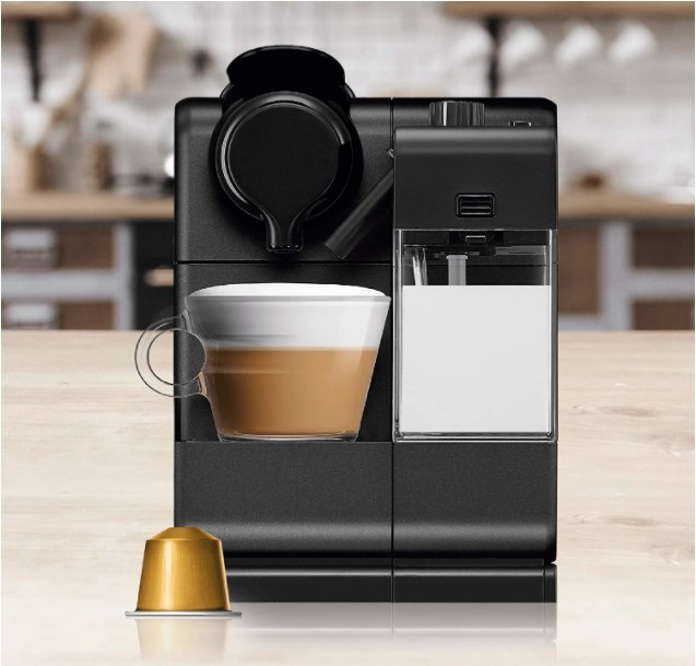 Foto de cafetera de nespresso para hacer lattes