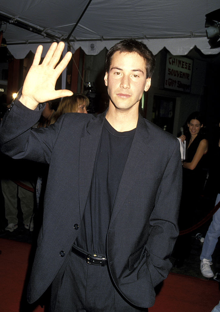 Keanu waving to the crowd at the premiere of the movie Speed