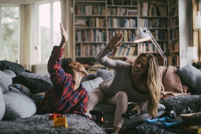 Personas jugando videojuegos y celebrando