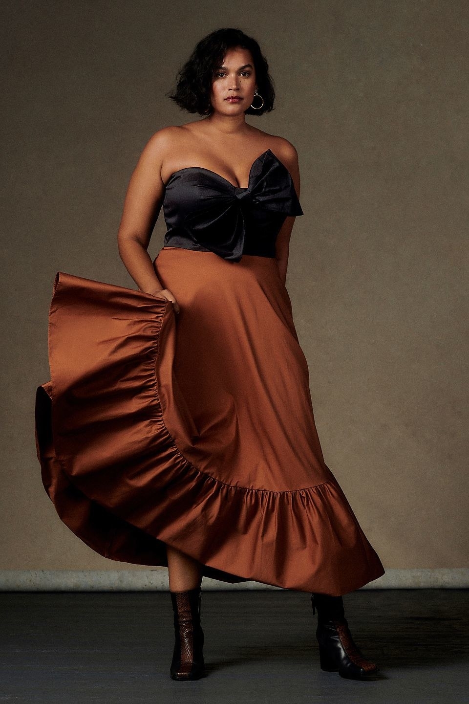 Model in the colorway with black bodice and bronze-brown skirt