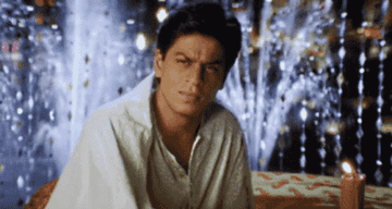 SRK makes a questioning face.