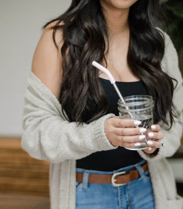 A model using a stainless straw with a silicone tip
