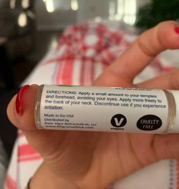 The reviewer shows the vegan & cruelty free label on the back of the stick. And directions: 