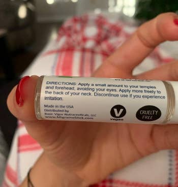 The reviewer shows the vegan & cruelty free label on the back of the stick. And directions: 