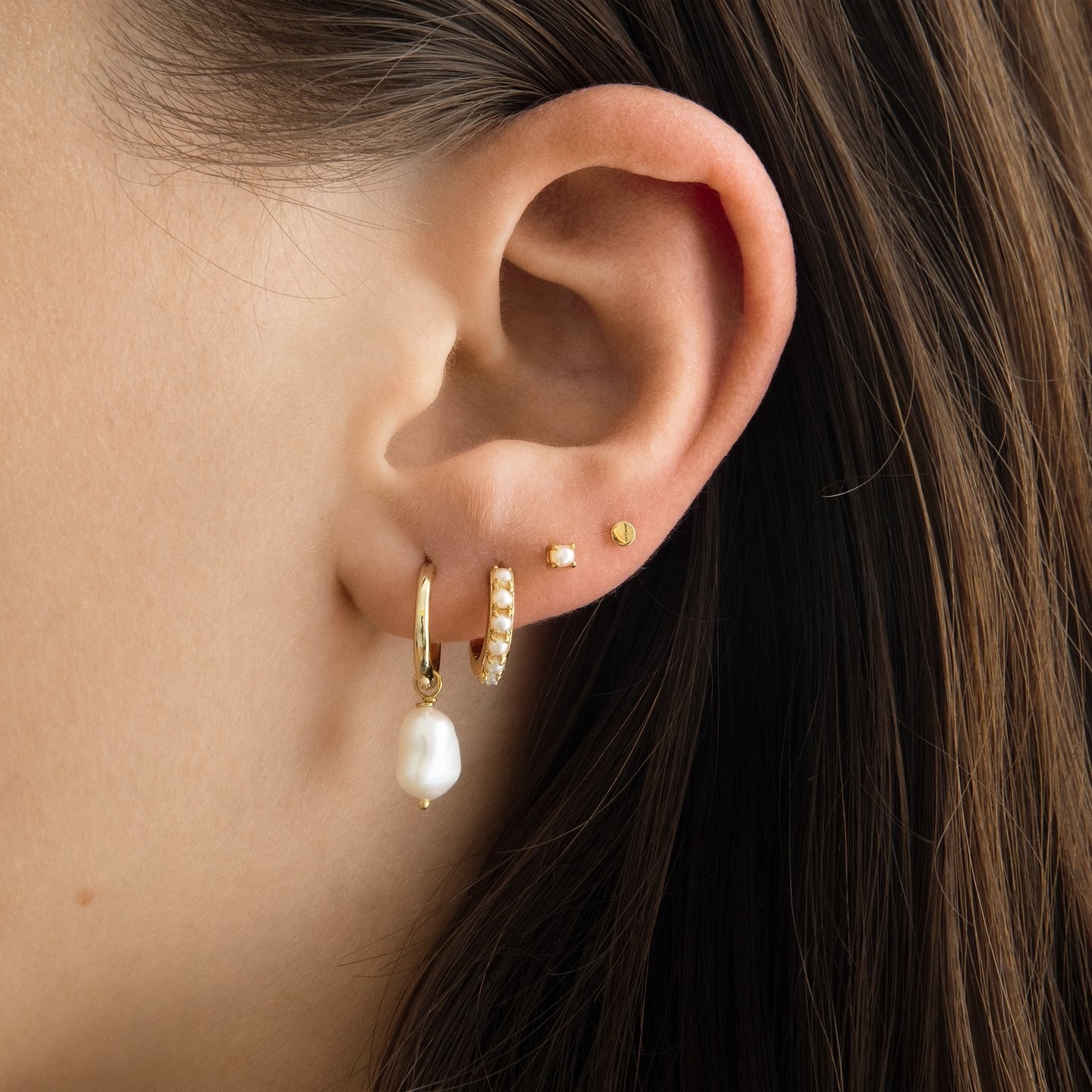 The earring on a model in an earscape