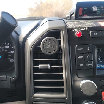 Reviewer photo of the magnetic base in their car vent