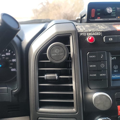 Reviewer's magnetic base in their car vent