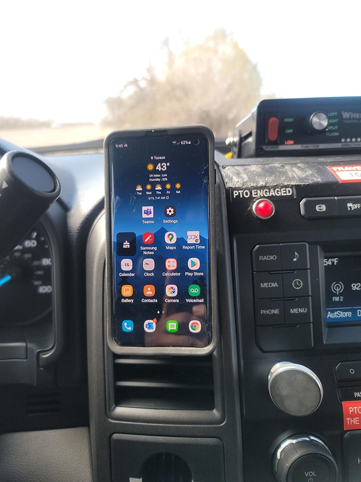 Reviewer photo of their phone mounted on the air vent