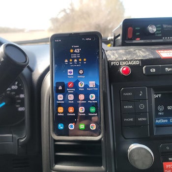 Reviewer photo of their phone mounted on the air vent