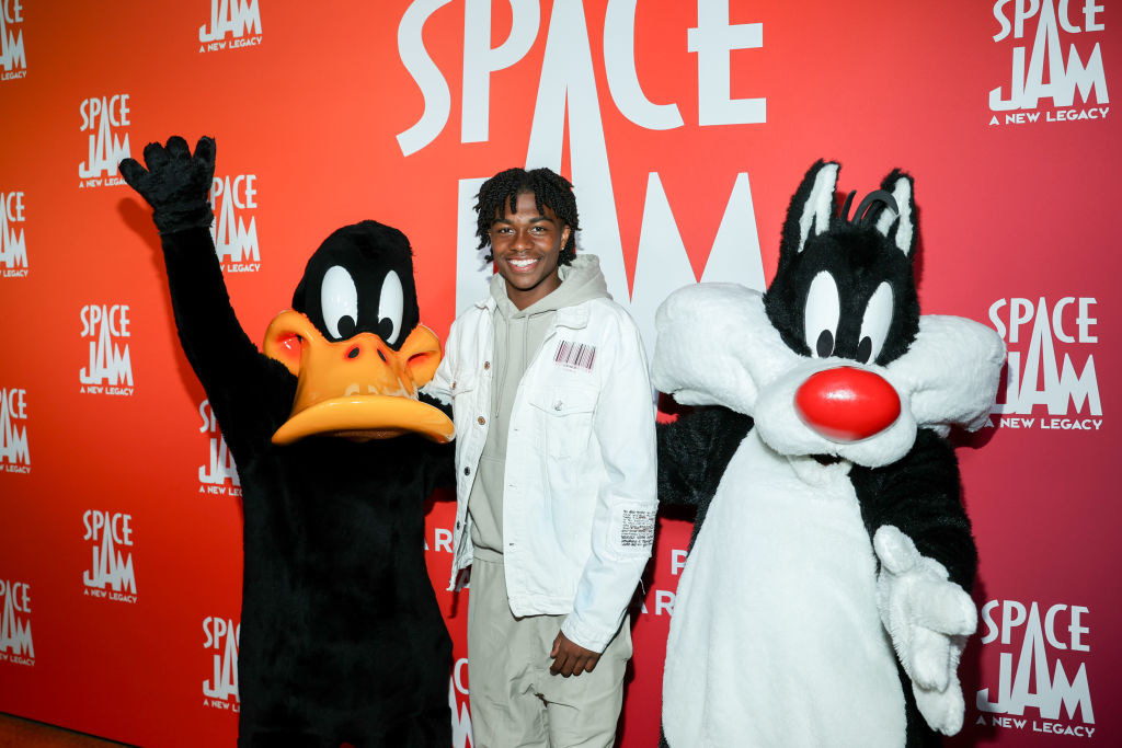 Ceyair Wright between two mascots in Looney Toons costumes