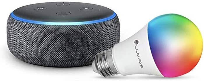 bocina inteligente Echo Dot tercera generación y foco inteligente wifi multicolor