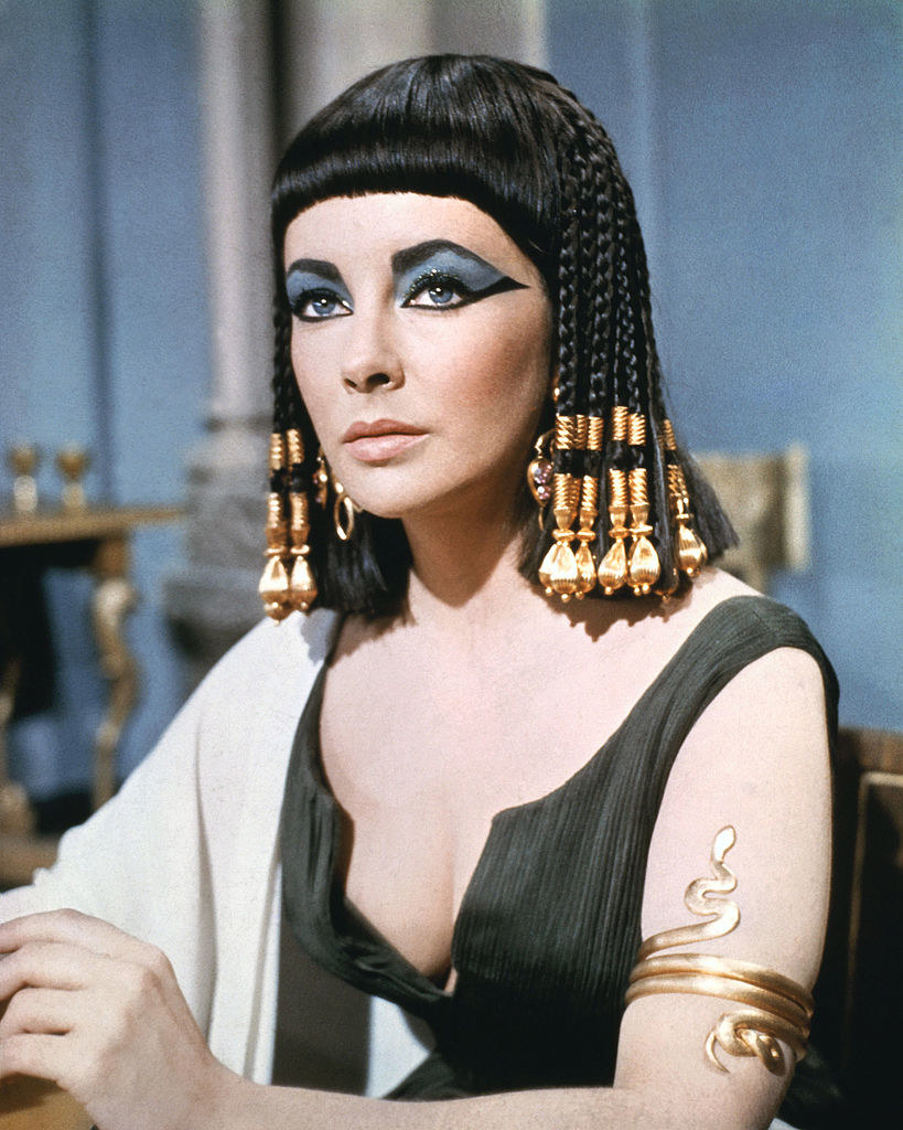 Elizabeth Taylor as Cleopatra with dramatic eye makeup