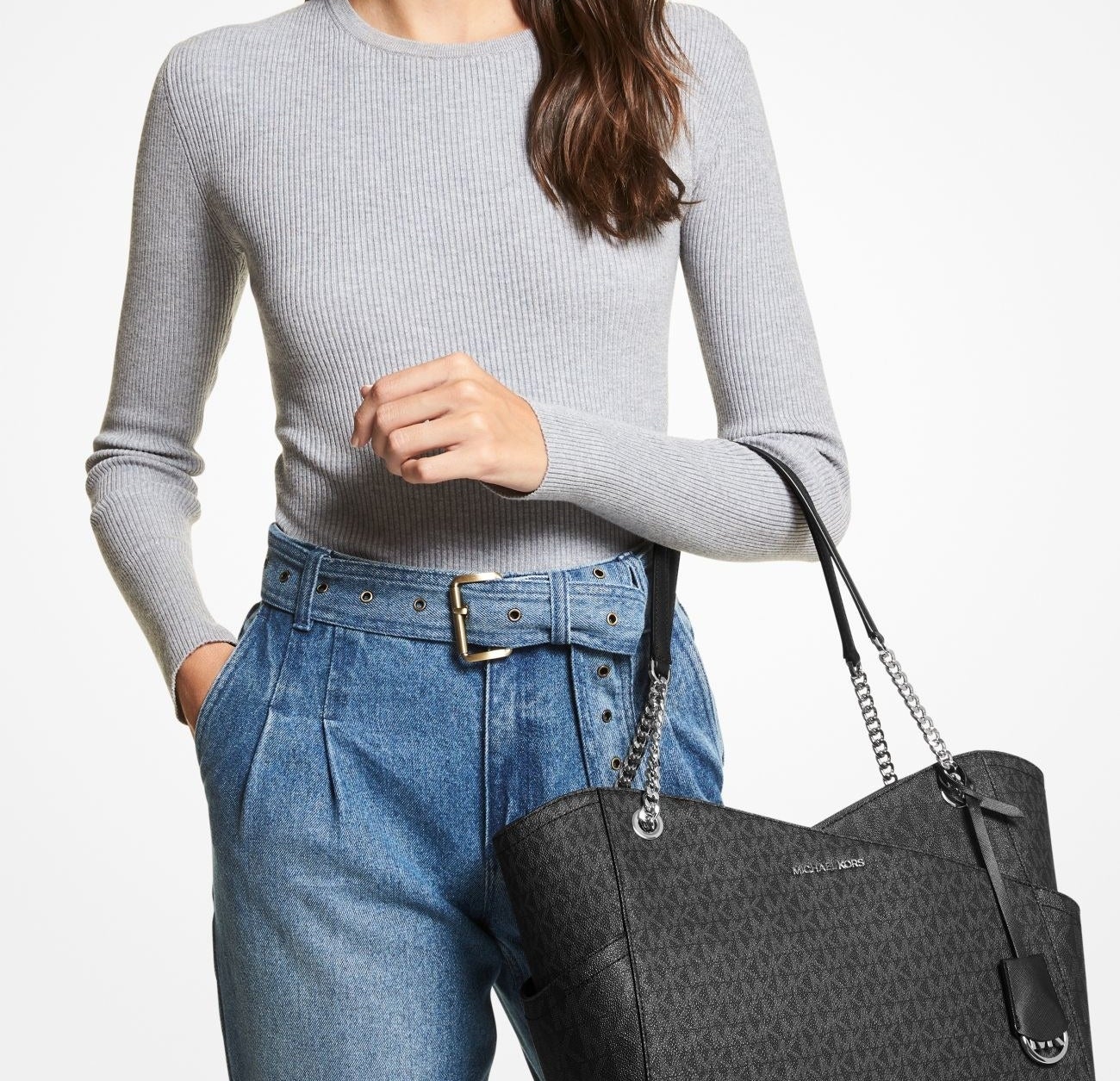 Model carrying large shoulder bag