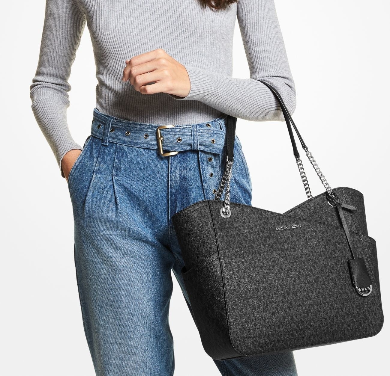 Model carrying large shoulder bag