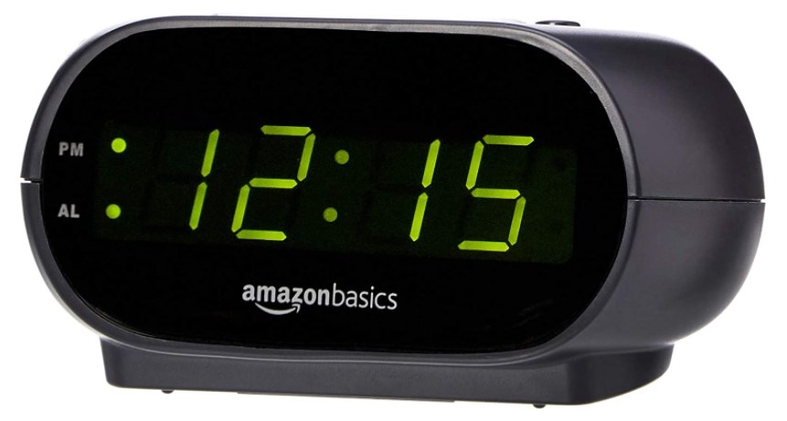 Reloj alarma de Amazon Basics que brilla en la oscuridad