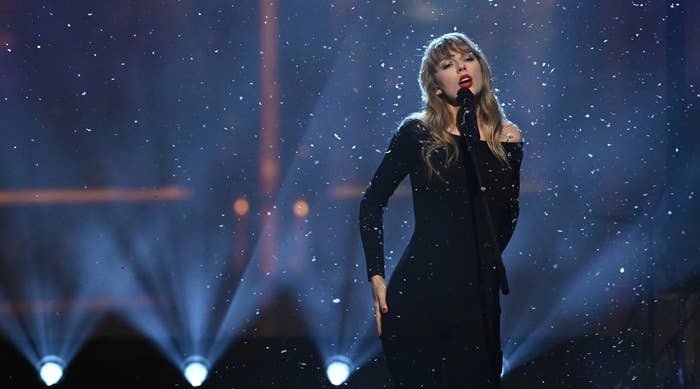 Photo of Taylor Swift performing on SNL in a black jumpsuit