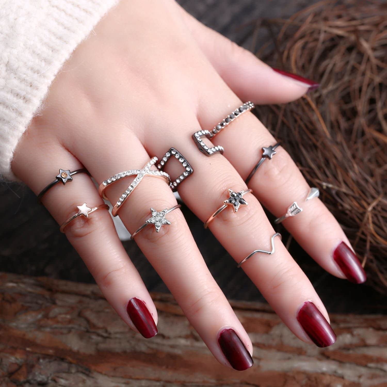 the rings on a hand, some are knuckle rings and some are midi rings