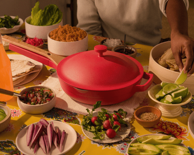 热镀彩色潘总是在桌子上覆盖着的食物