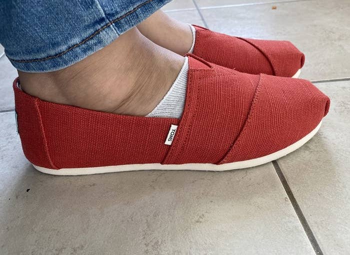 Reviewer wearing red toms with jeans