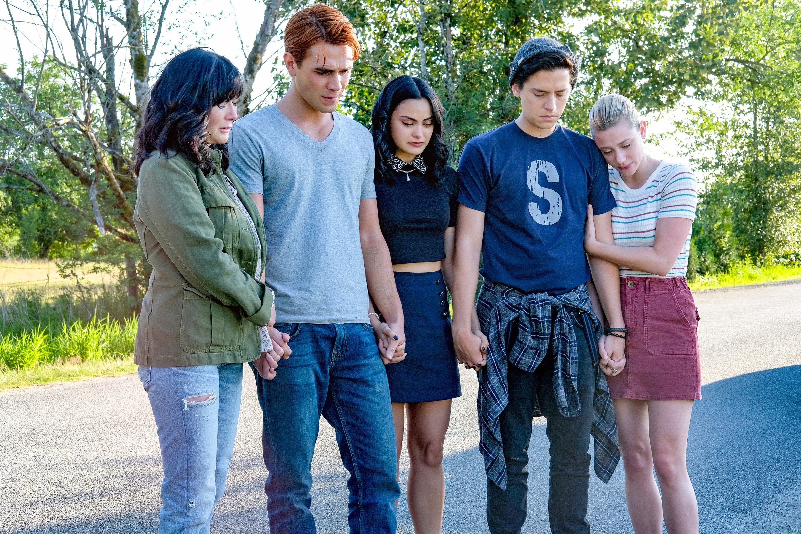 Archie and his mom and Veronica and Jughead and Betty grieve Fred
