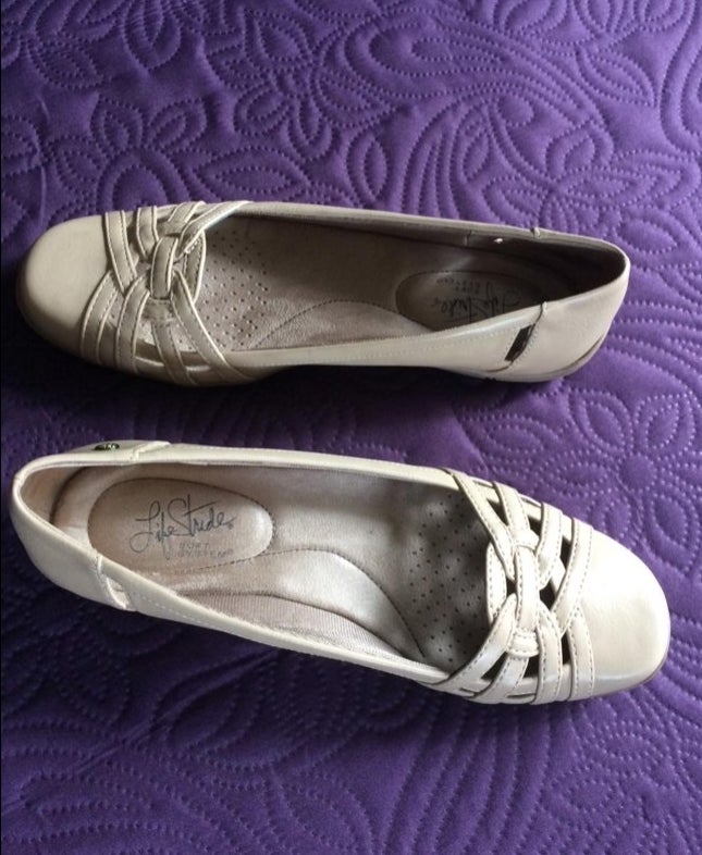 Reviewers white flats on a purple bed