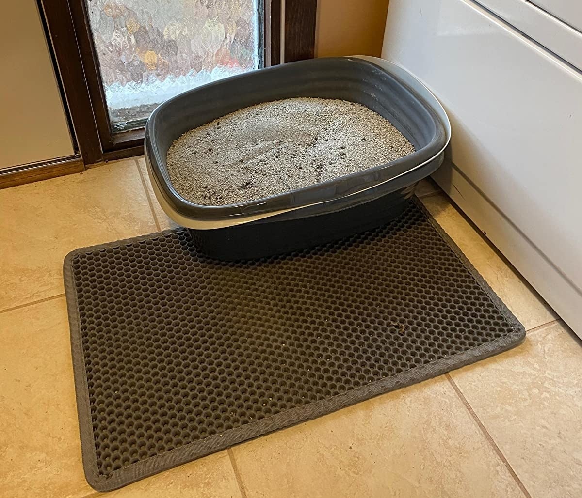 the litter mat in front of an open litter box