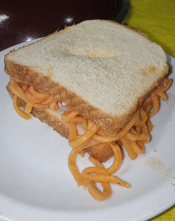 A spaghetti sandwich.
