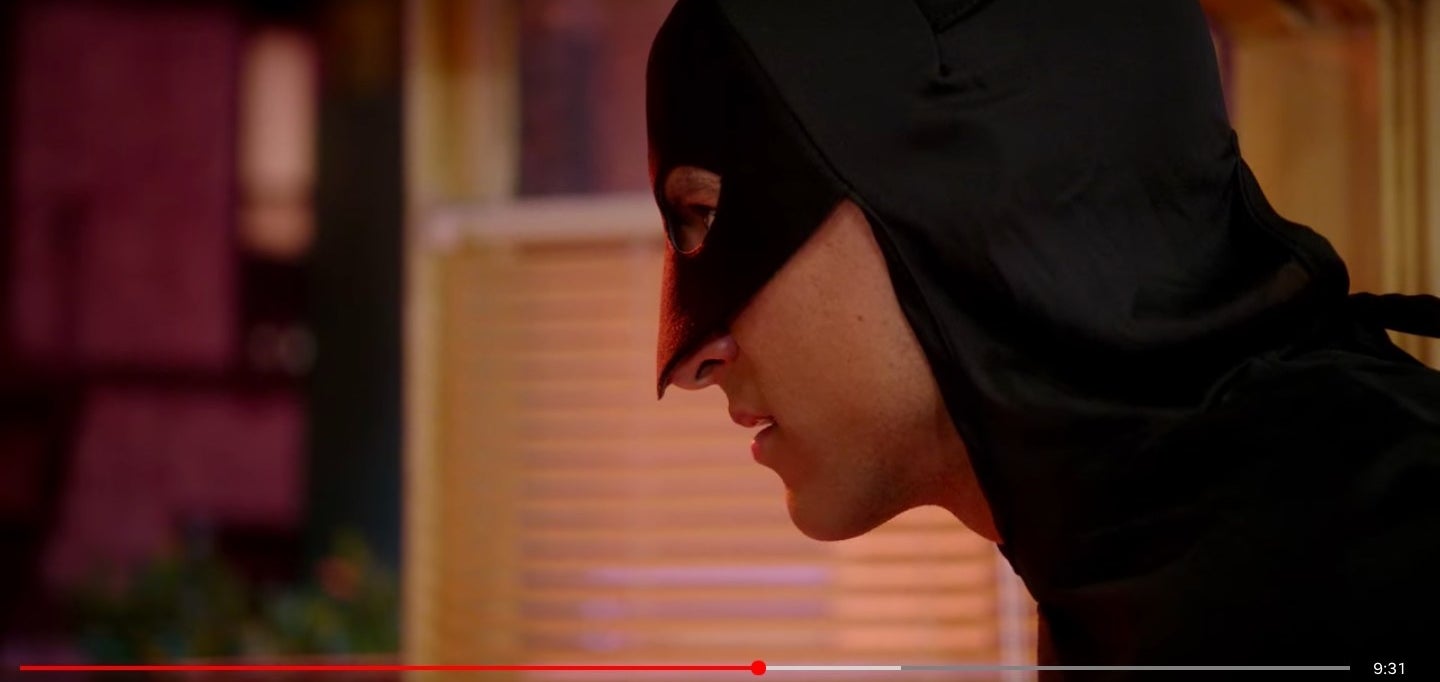 Abed打扮成蝙蝠侠在“Community"