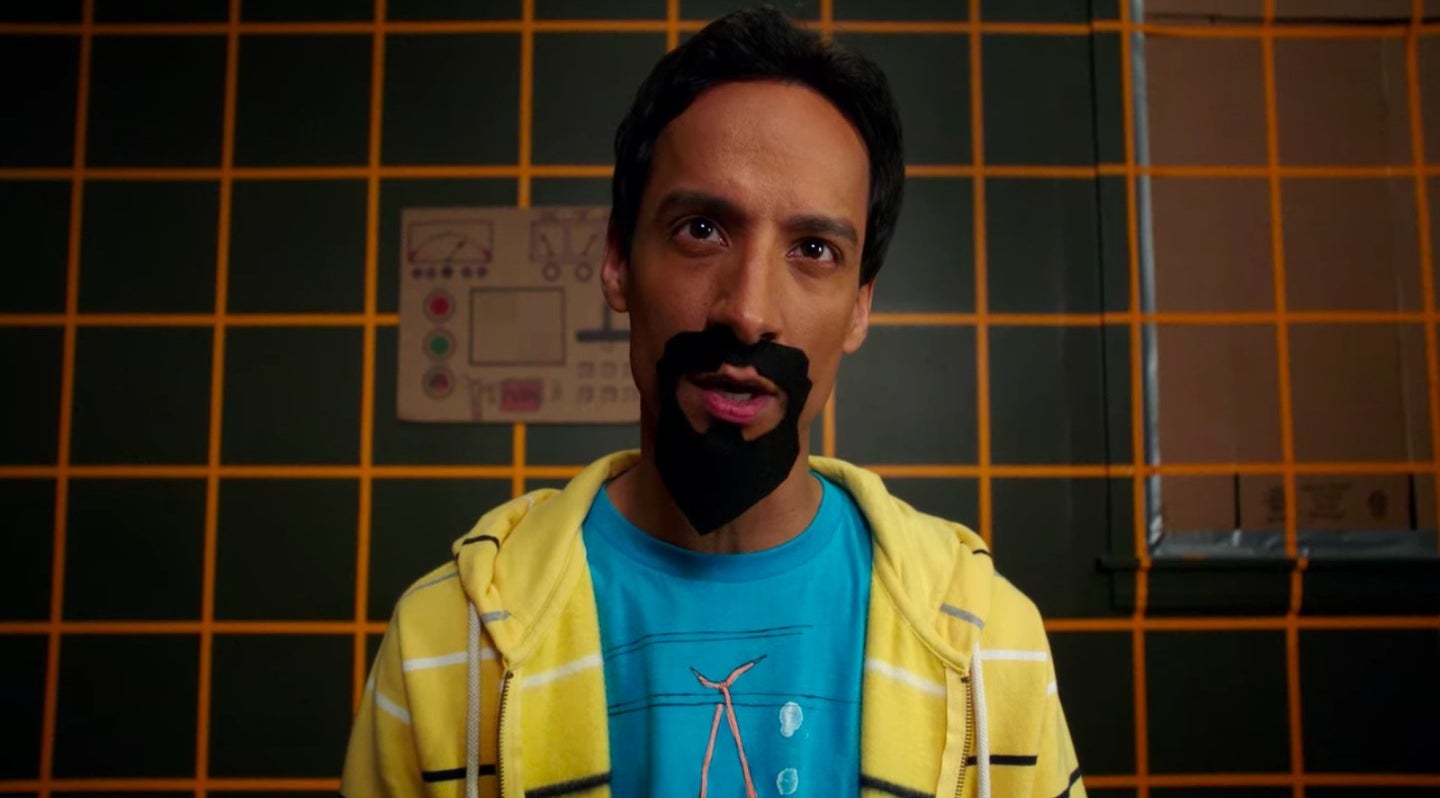 在“邪恶Abed坐在Dreamatorium Community"