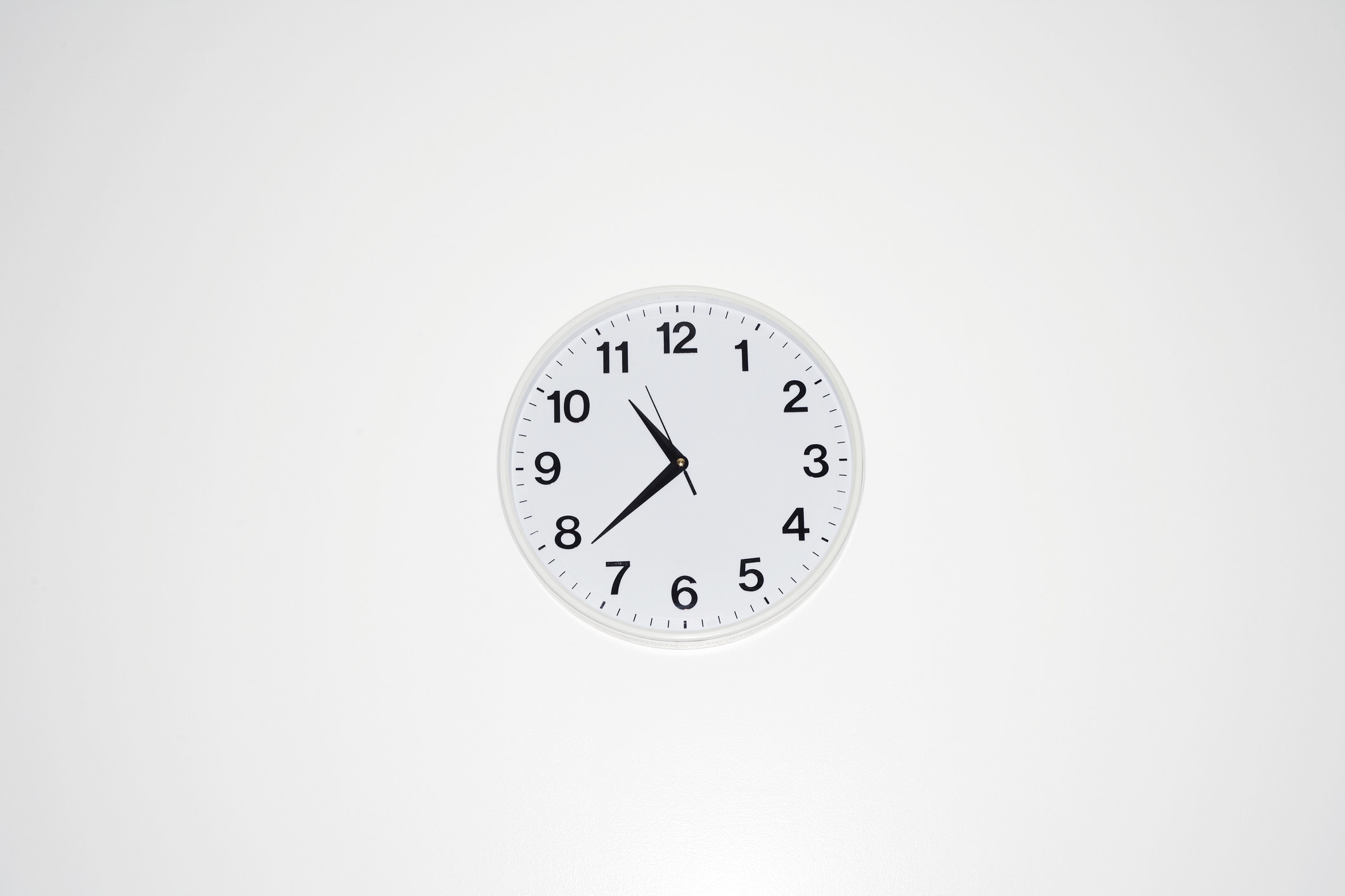 a clock that reads 10:40