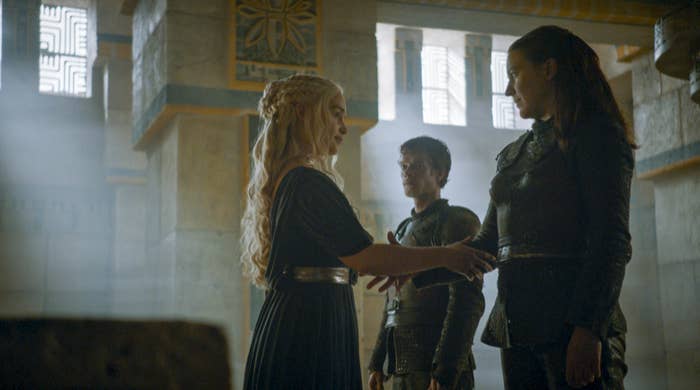Yara Greyjoy and her brother Theon speaking to Daenerys