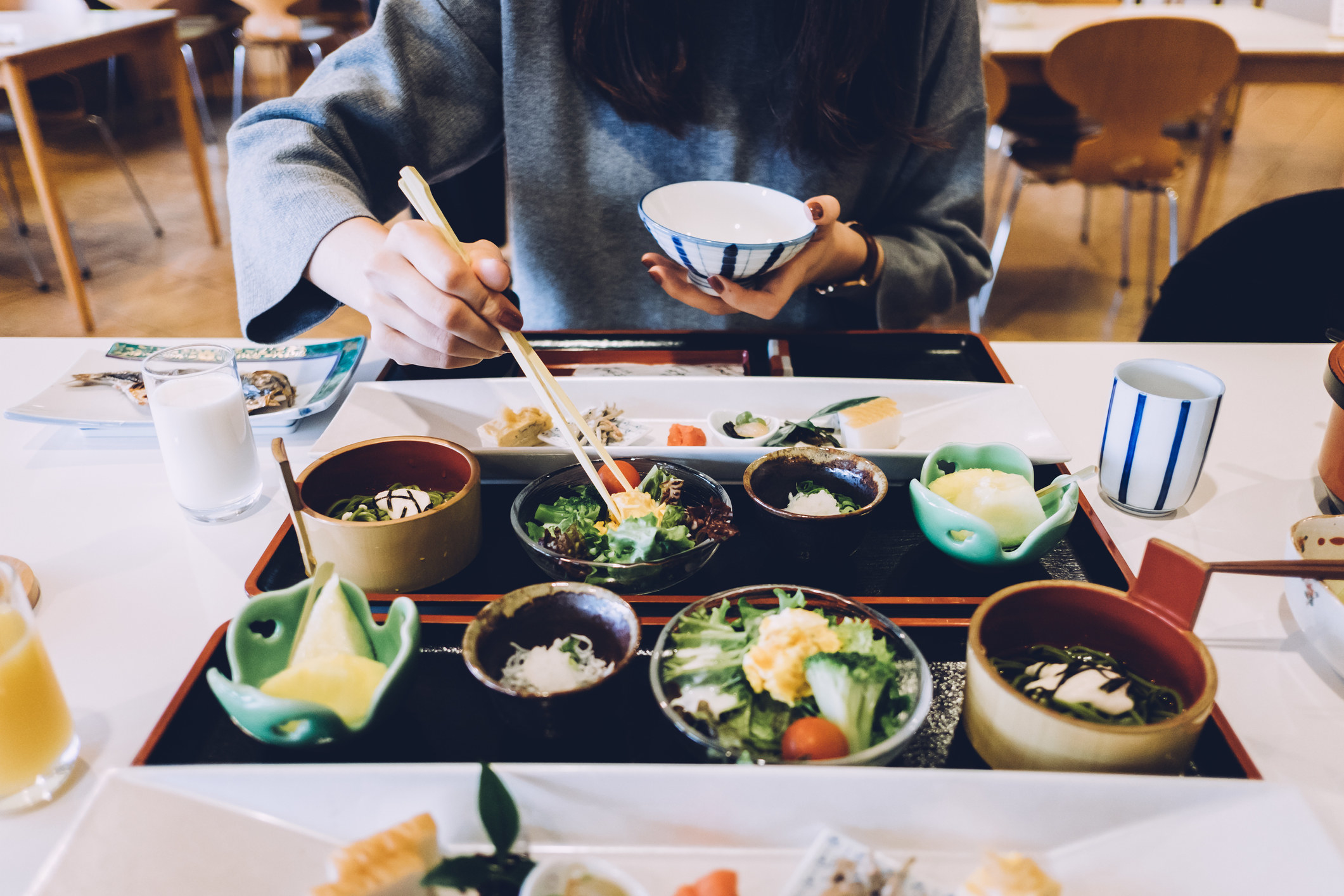 一个女人在日本吃一顿饭。