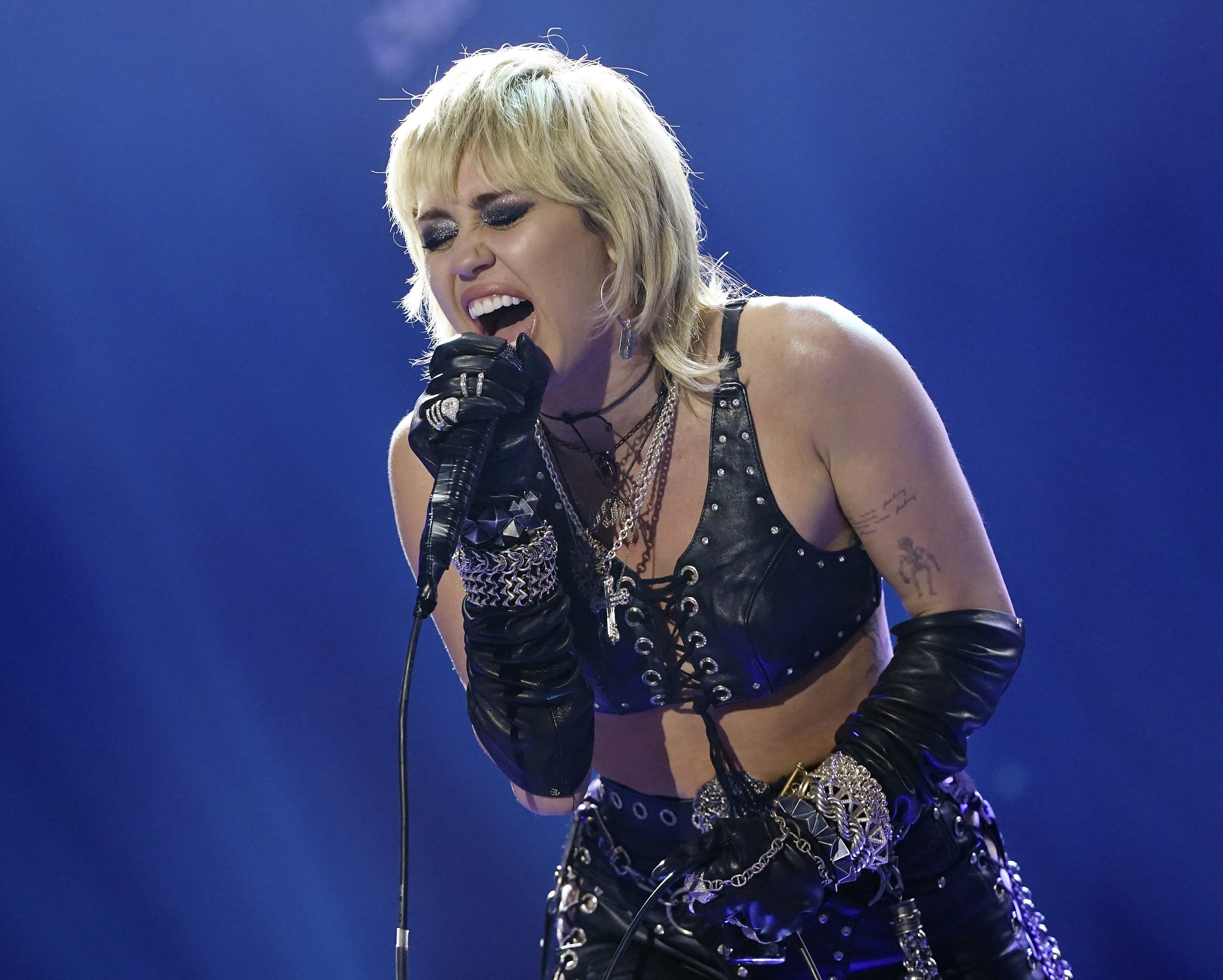 Miley Cyrus' Fans React To 'Plastic Hearts' Grammy 2022 Snub