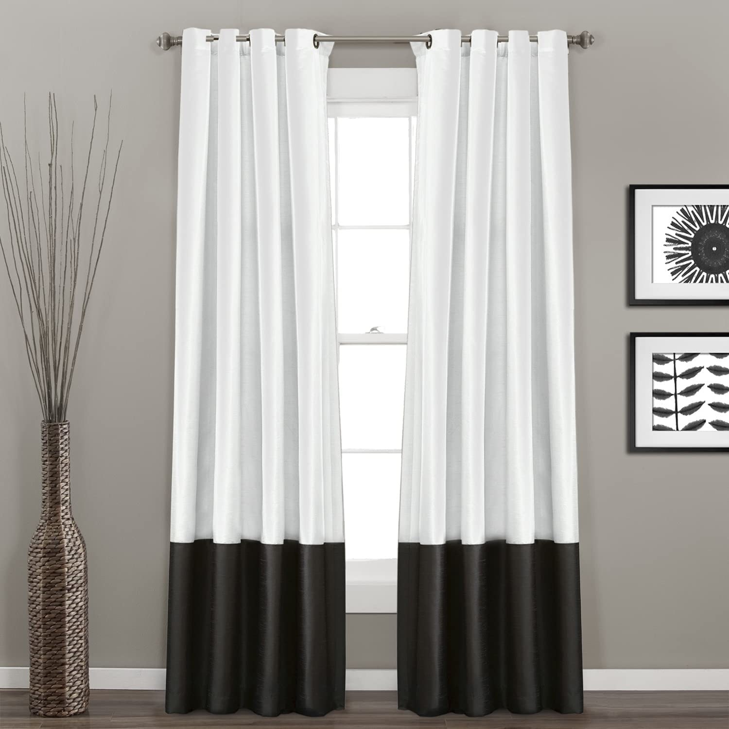 par de cortinas largas en blanco y negro