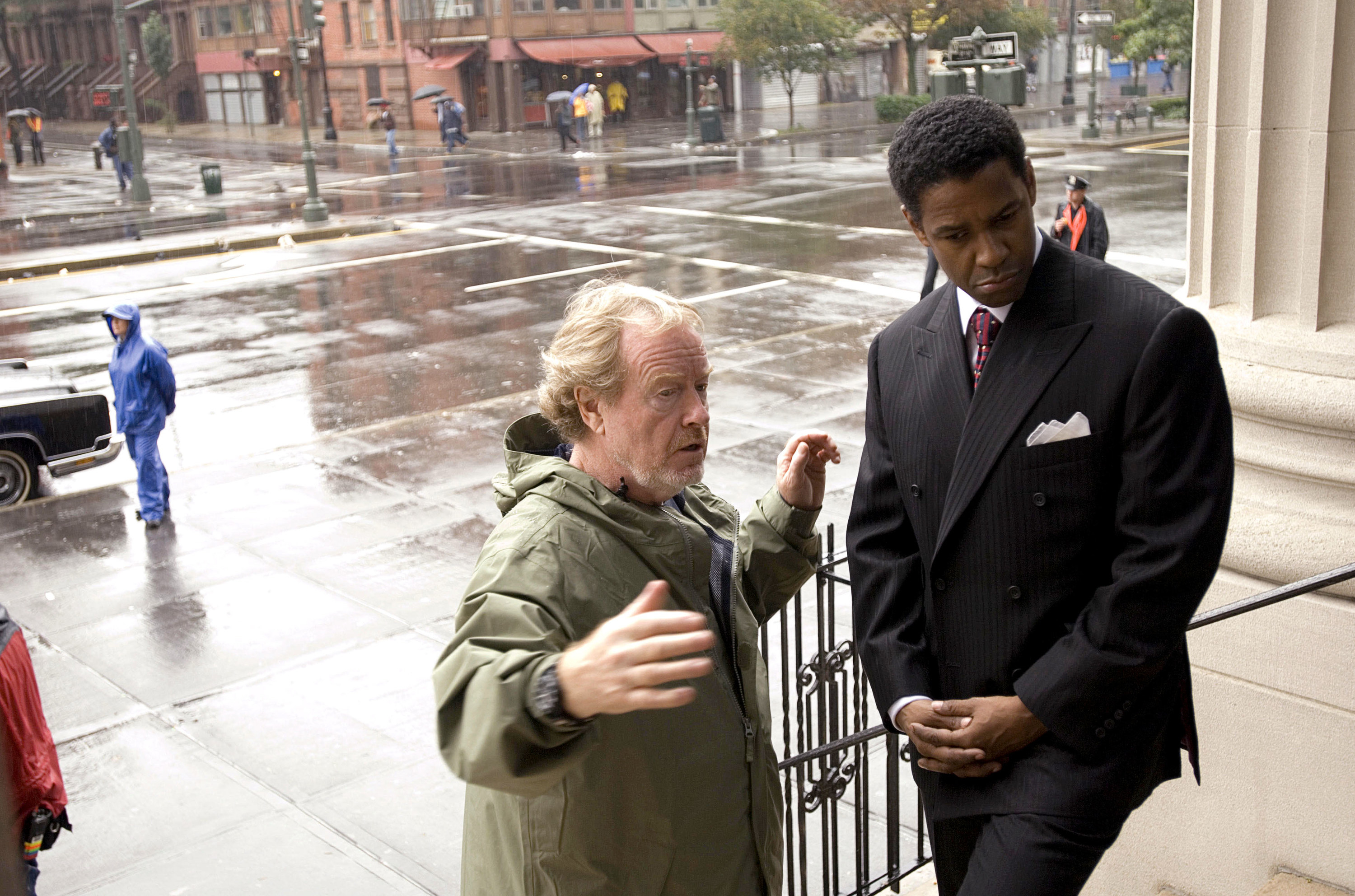 Denzel speaks with Ridley on set