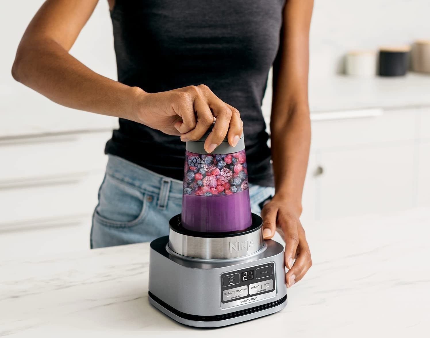 Model using the blender to make a smoothie