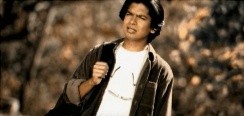 Shaan holding a backpack in the music video for Tanha Dil