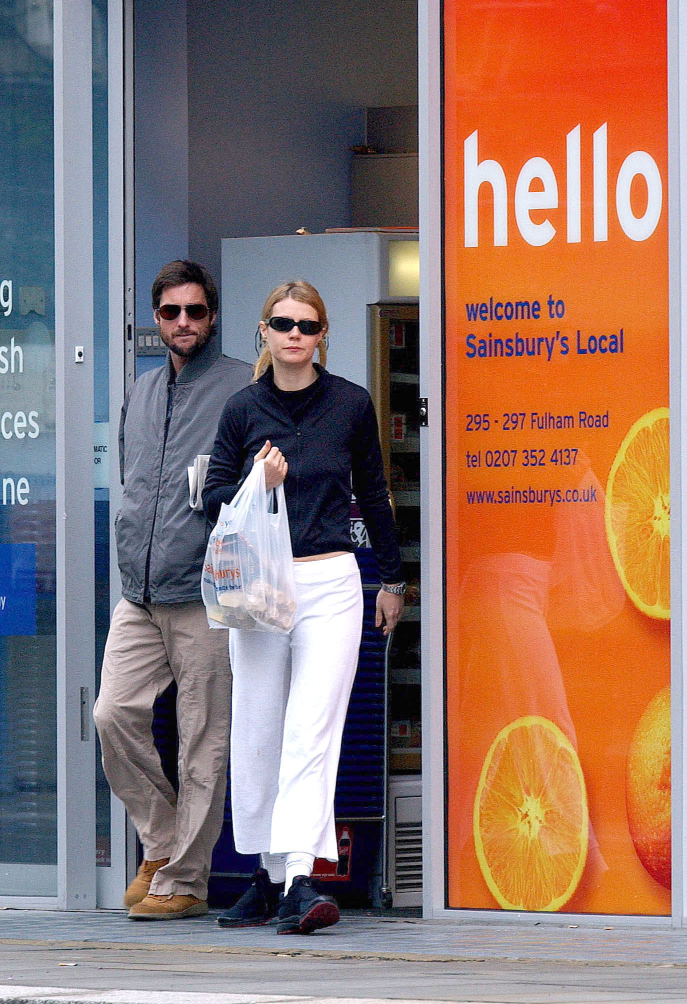 Luke Wilson and Gwyneth Paltrow walking together