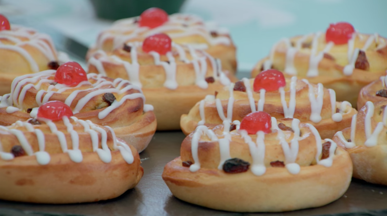 the buns with icing and dried fruit