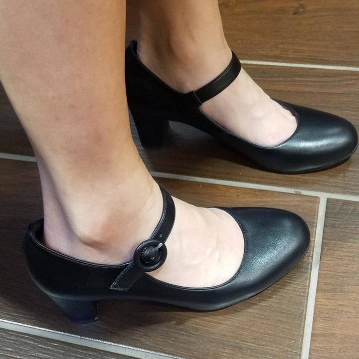 a reviewer photo of the shoes in black