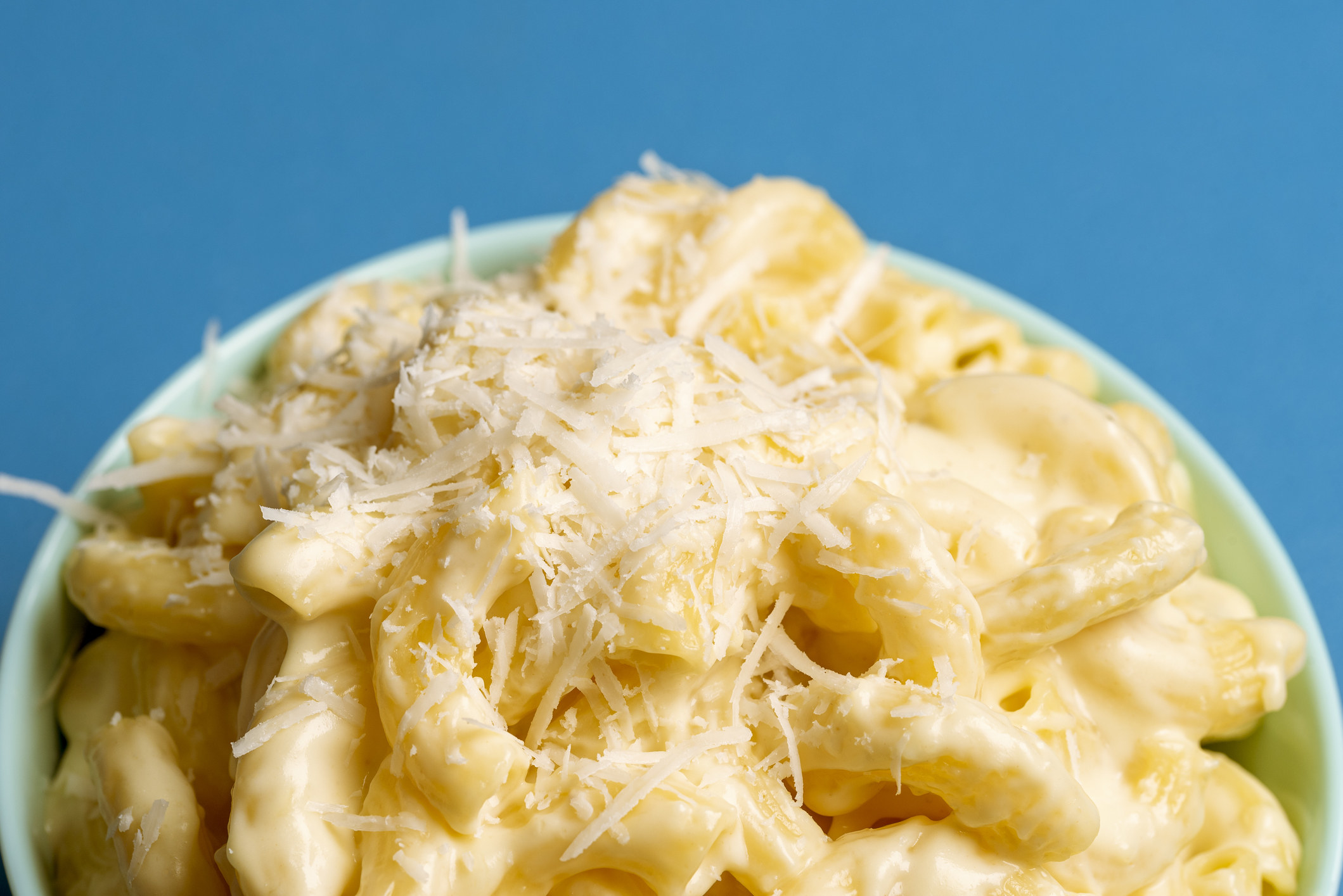 Creamy mac &#x27;n&#x27; cheese in a bowl.