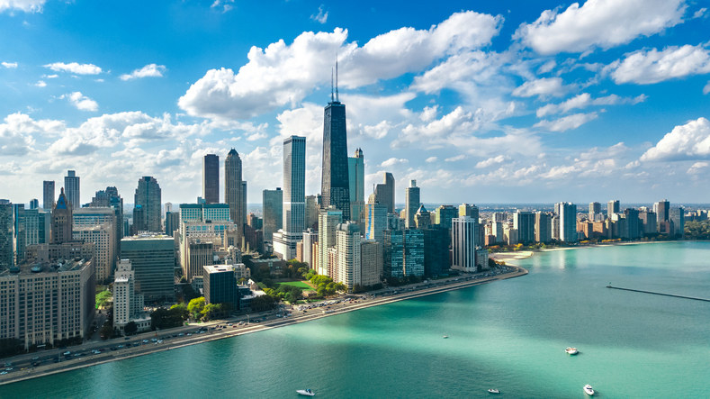 Shot of Chicago&#x27;s downtown area featuring Lake Michigan