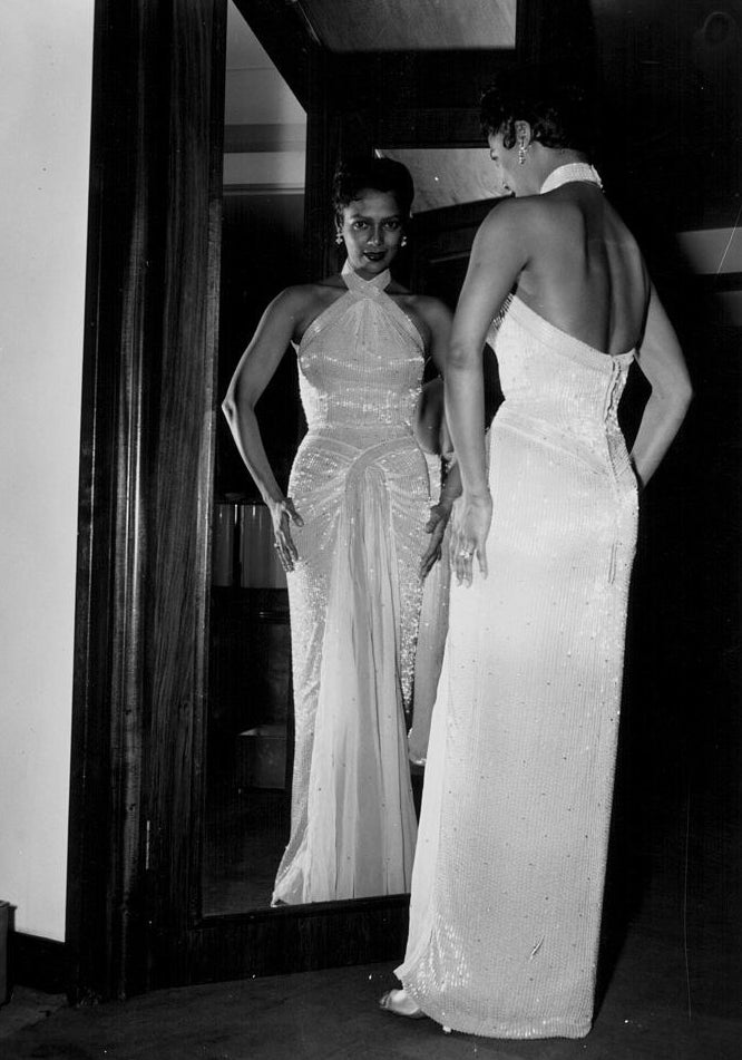 Dorothy Dandridge posing for a photo while starring in the mirror