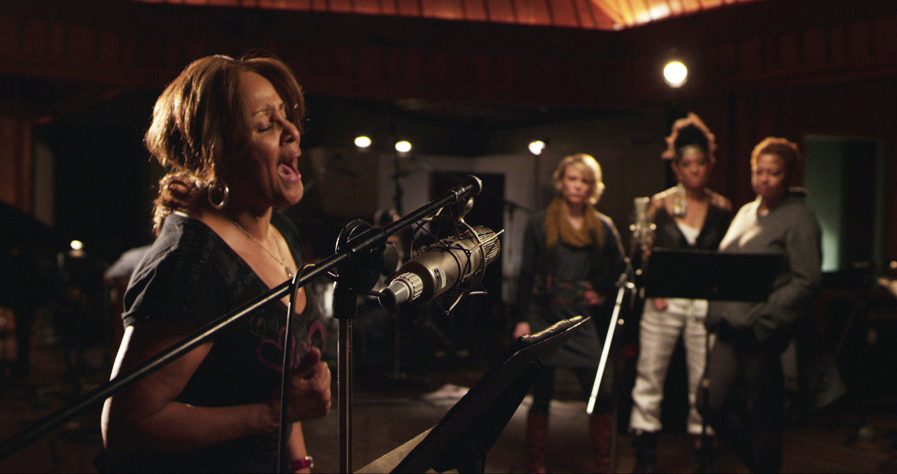 Darlene Love singing with Jo Lawry, Judith Hill, and Lisa Fischer in the background.