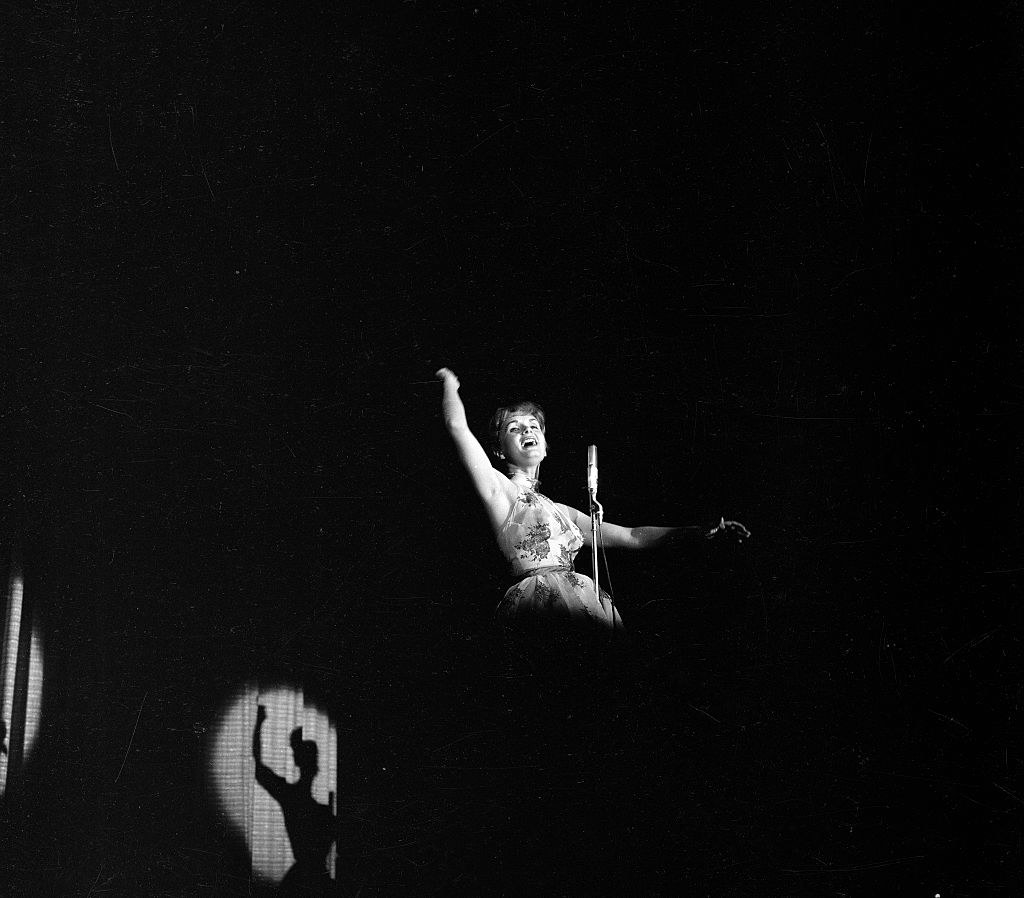 Debbie Reynolds singing near the mic