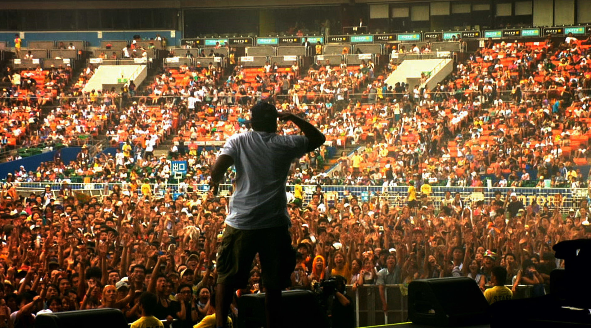 Q-Tip performing in front of a crowd.