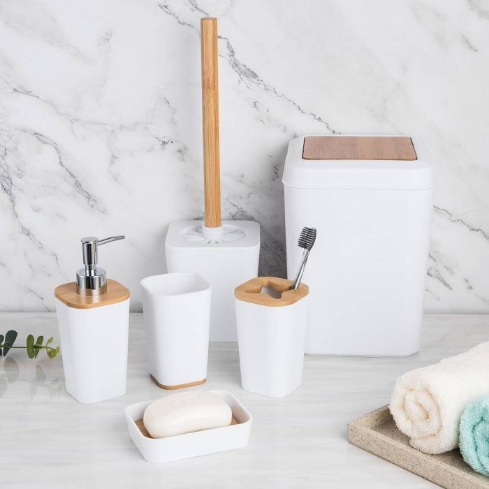The six-piece bathroom set in the color White