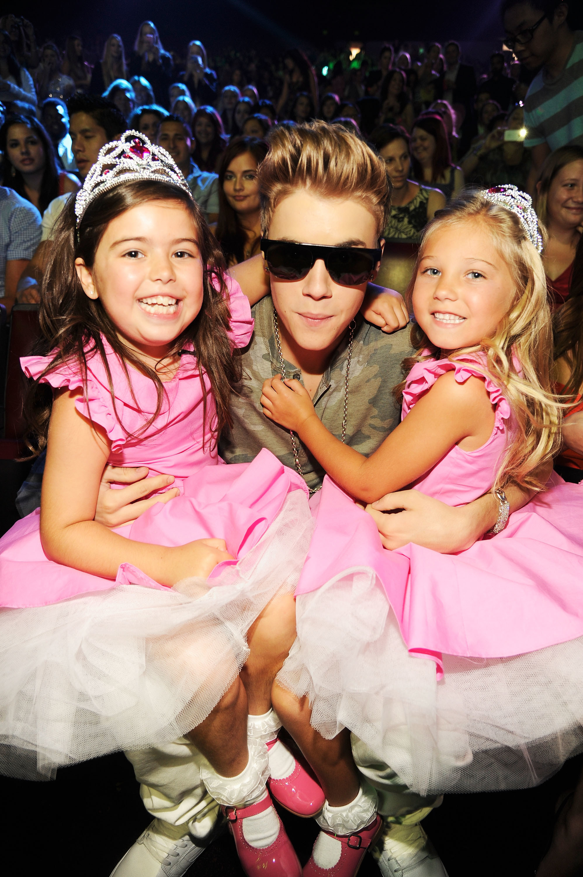 justin bieber with the girls
