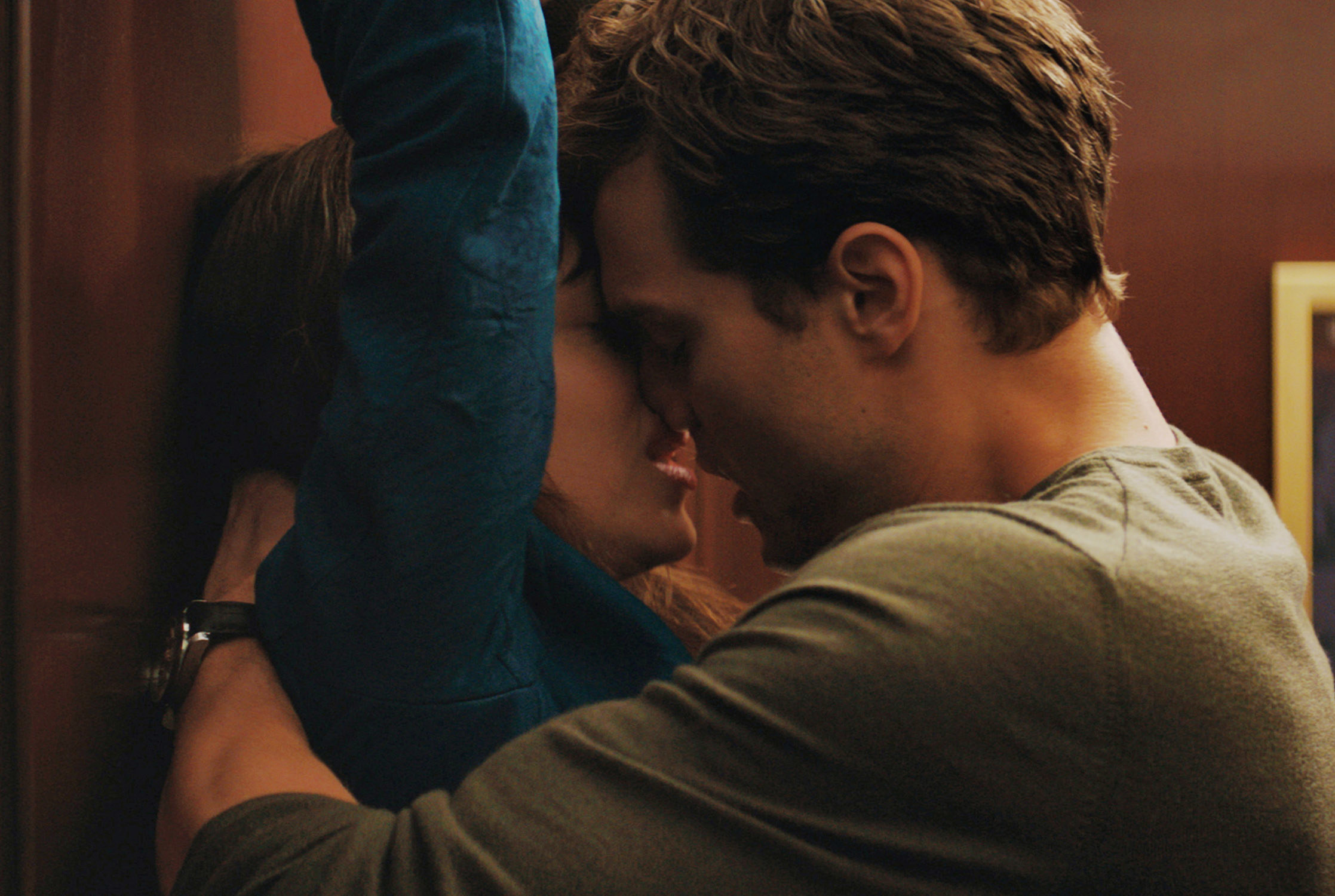 Dakota and Jamie kissing in a scene